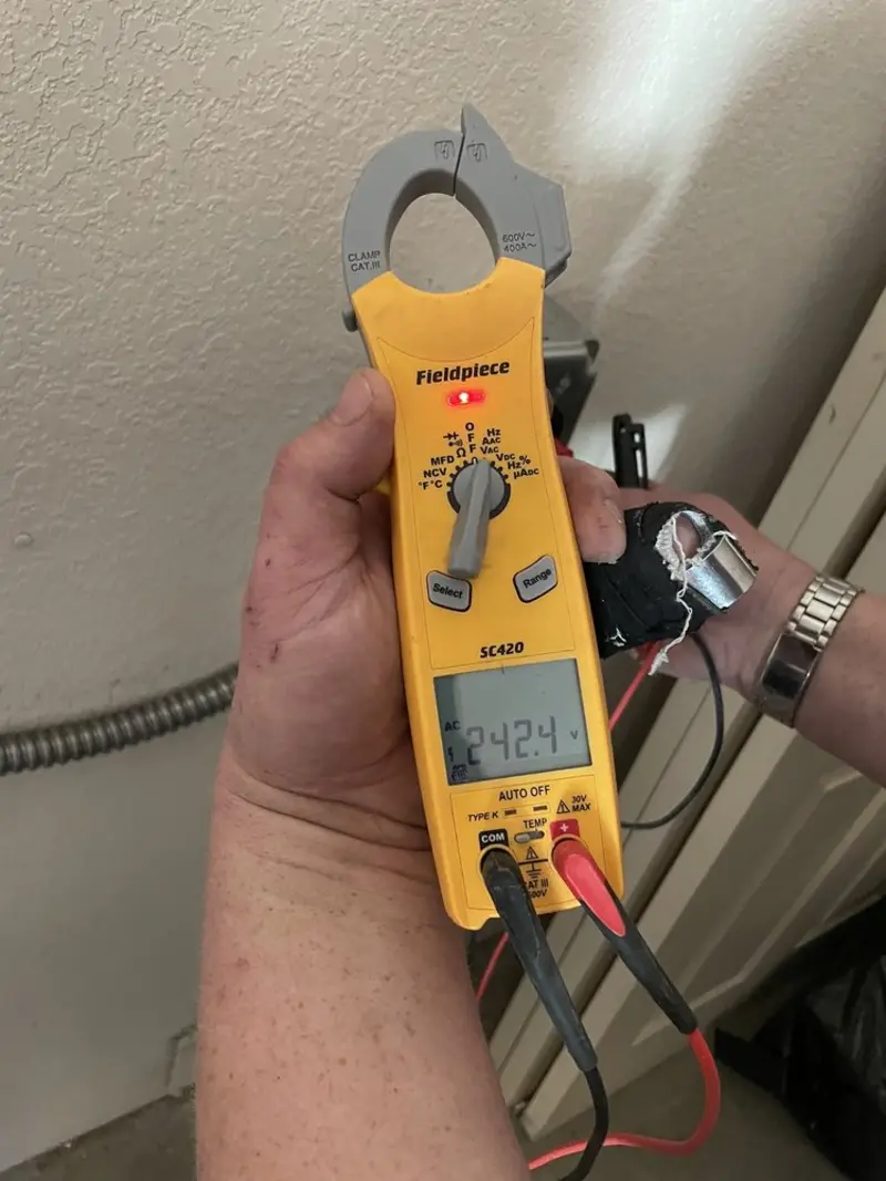 Voltage testing with clamp meter during Recessed Lighting Installation in Paris
